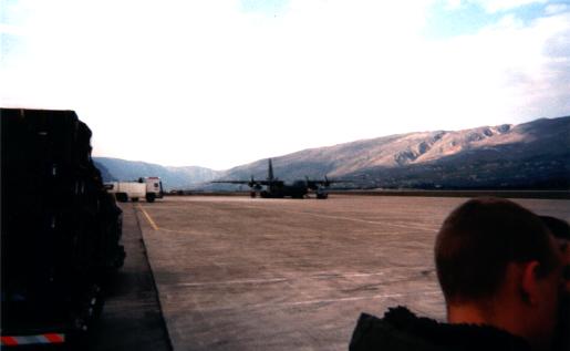 L'avion sur le tarmac de Mostar